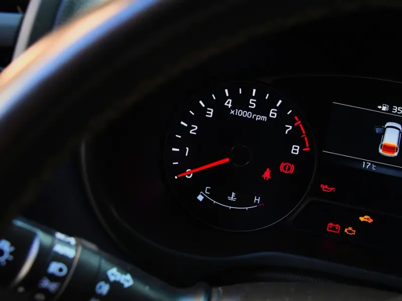 Tableau de bord d'une voiture avec compteur et volant